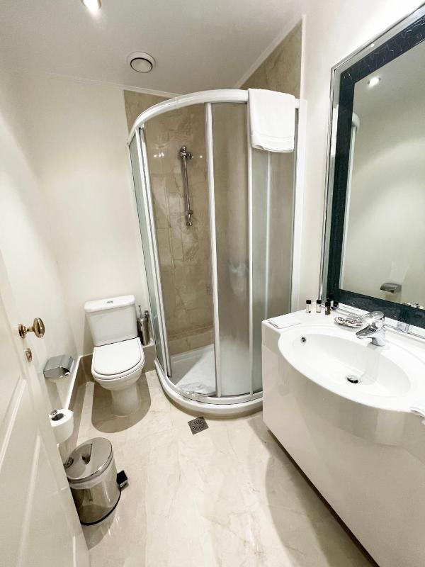 Two-Bedroom Deluxe Suite image 3