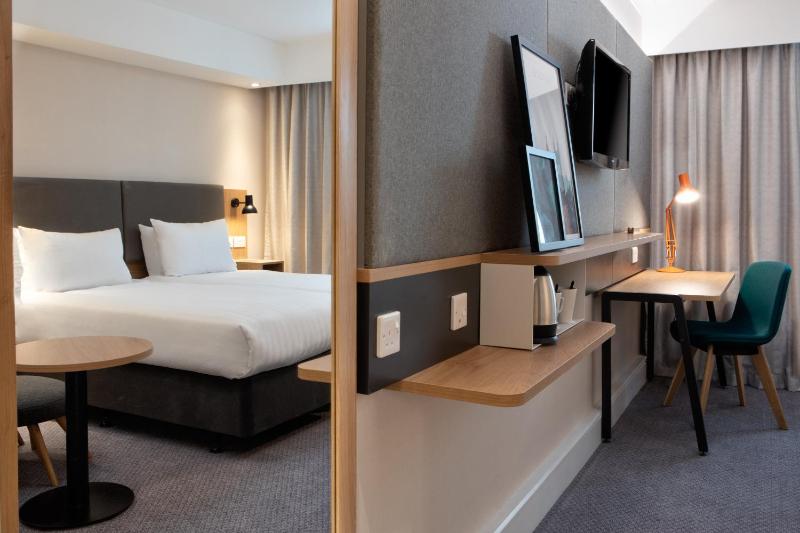 Standard Twin Room image 4