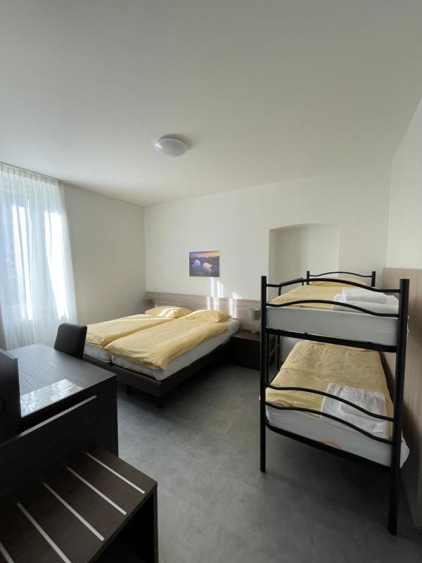 Economy Quadruple Room image 3