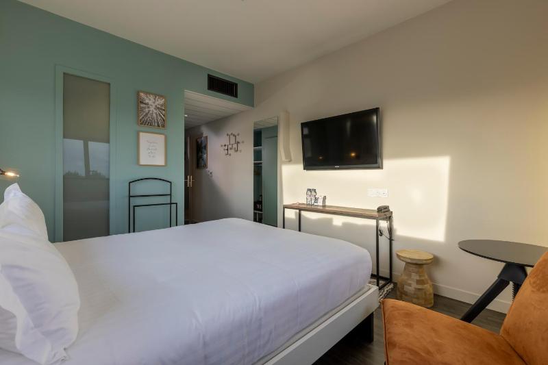 Double Room with Extra Bed image 3