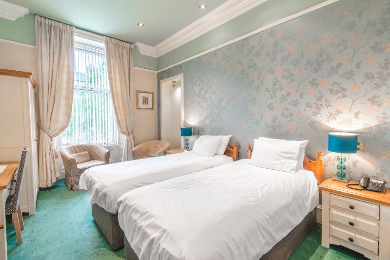 Standard Twin Room image 1
