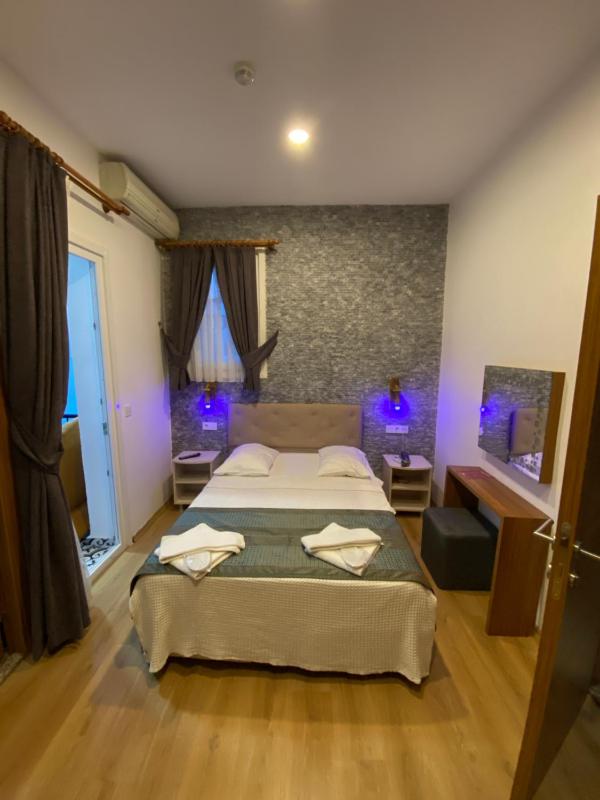 Deluxe Double Room with Balcony image 3