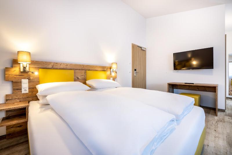 Double Room with Balcony image 2