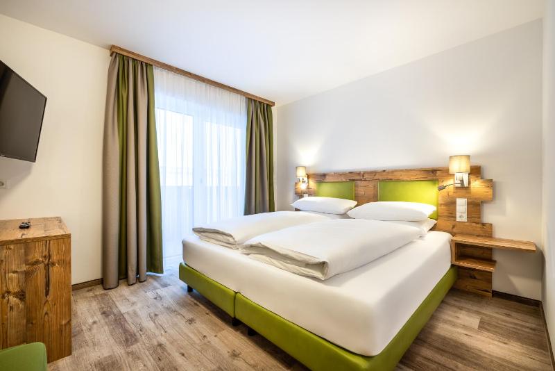 Double Room with Balcony image 4