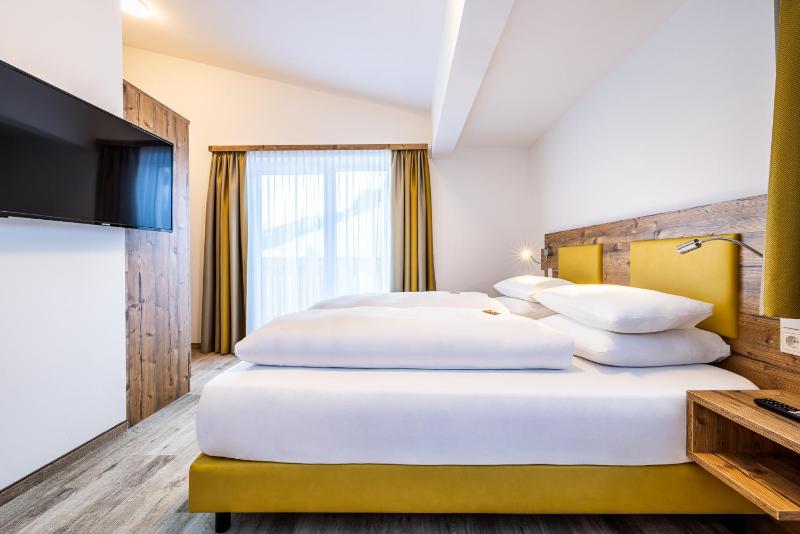 Deluxe Double Room with Balcony image 1
