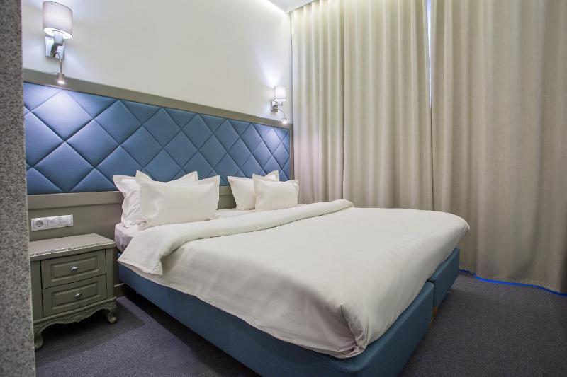 Standard Twin Room image 1
