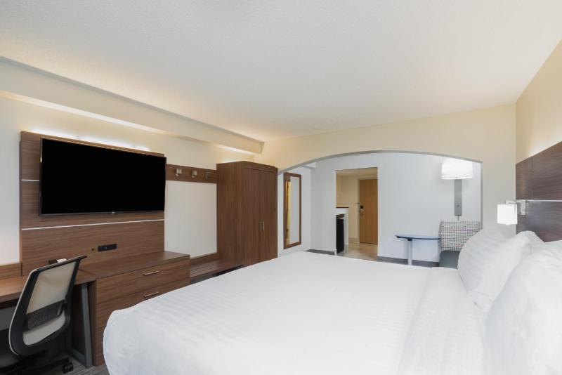 Standard King Room image 3