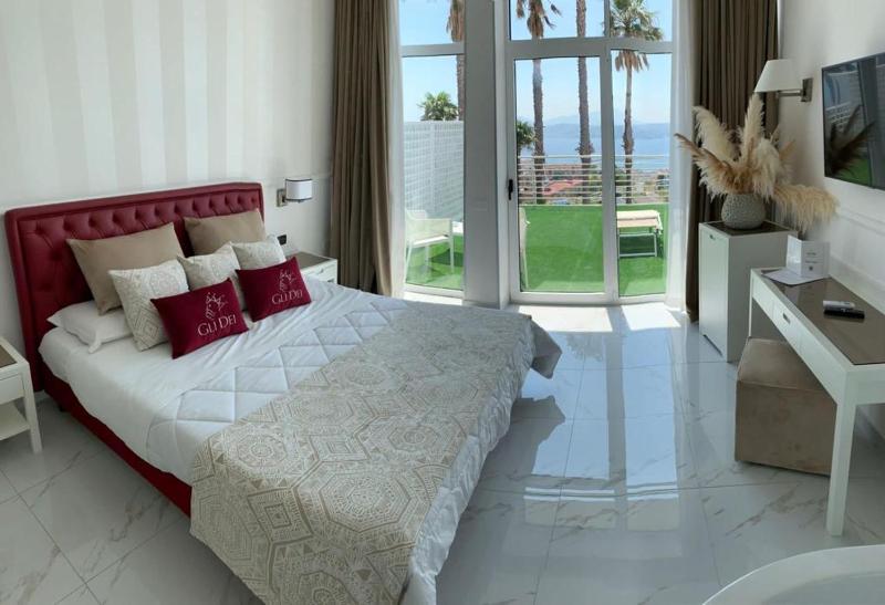 Superior Double Room with Sea View image 3