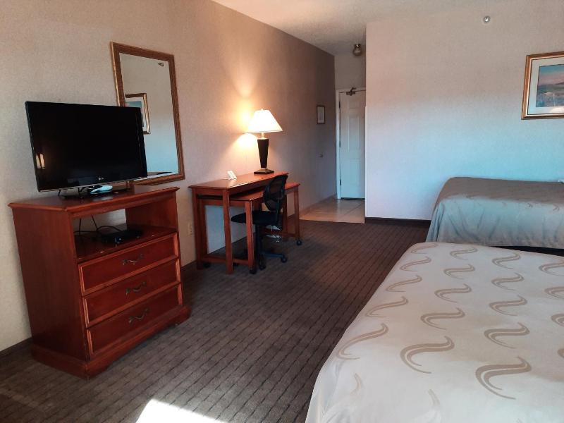 Queen Room with Two Queen Beds - Non-Smoking image 2