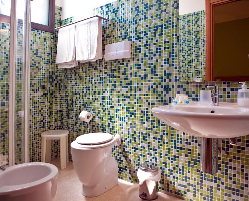 Twin Room image 2