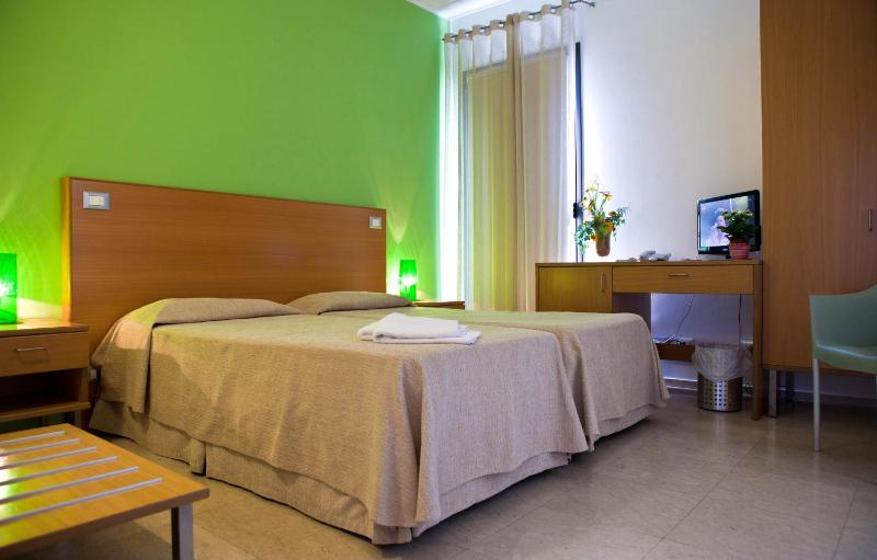 Twin Room image 4