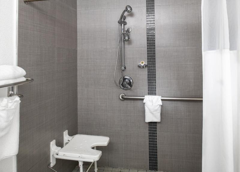 Queen Room - Disability Access image 2