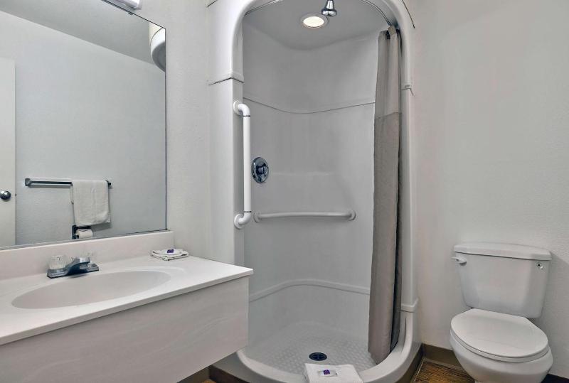 Quadruple Room - Non-Smoking image 1
