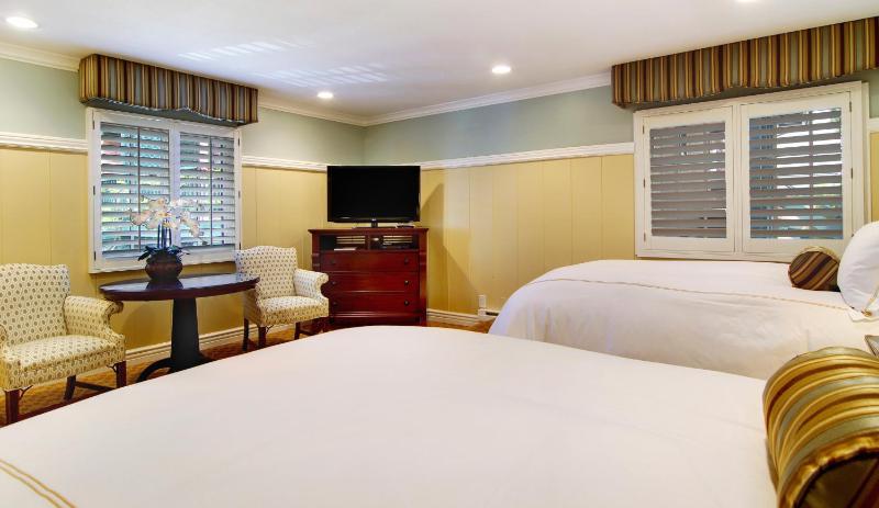 Standard Queen Room with Two Queen Beds image 4