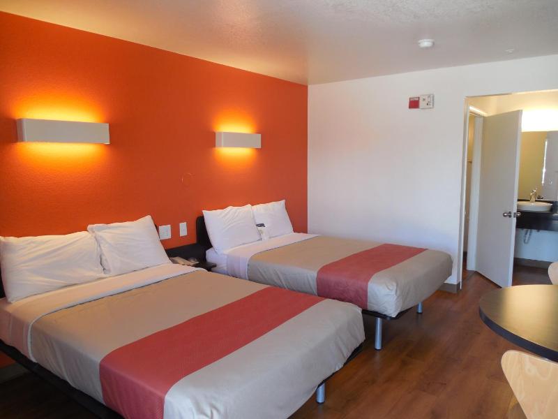Deluxe Double Room with Two Double Beds image 1