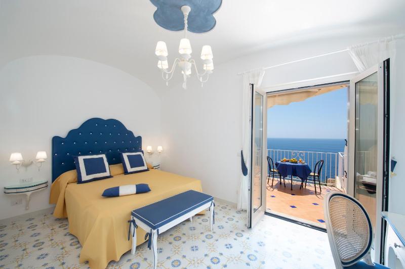 Superior Double Room with Balcony and Sea View image 1