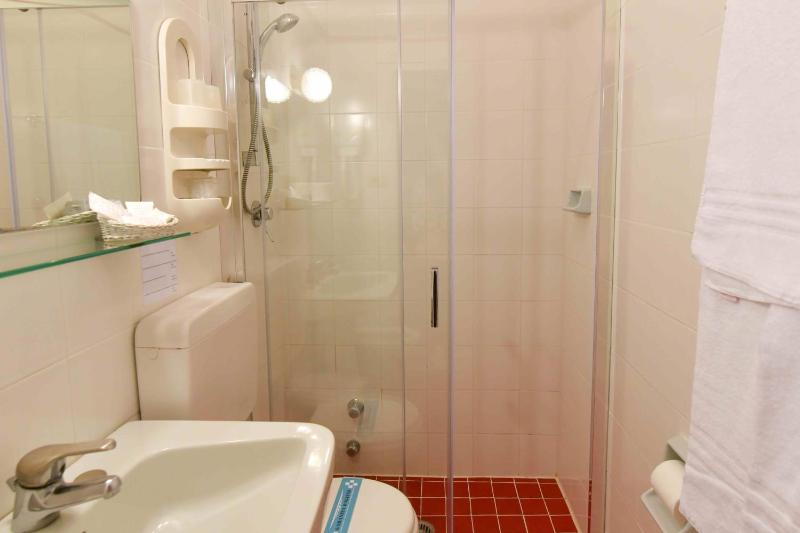 Quadruple Room with Lateral Sea View image 3