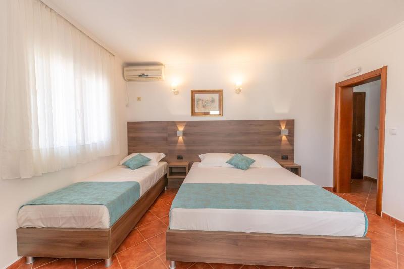 Studio with Balcony and Side Sea View image 4