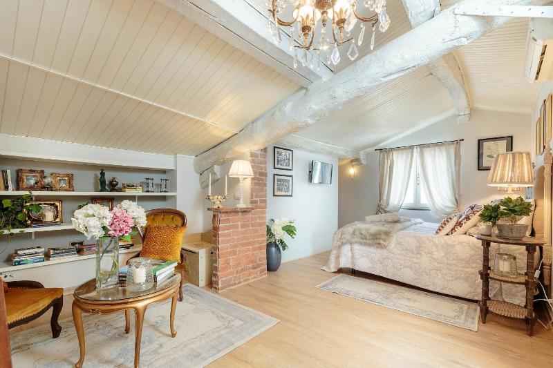 Casa Rosalba spacious Home with Elevator along Via Guinigi inside the Lucca Walls - image 25