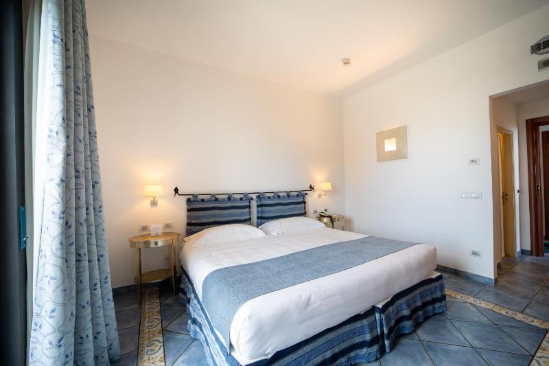 Superior Double Room with Garden View image 3