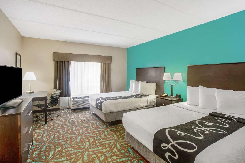 Standard Queen Room with Two Queen Beds - Non Smoking  image 3