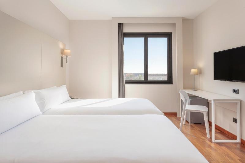 Twin Room image 1