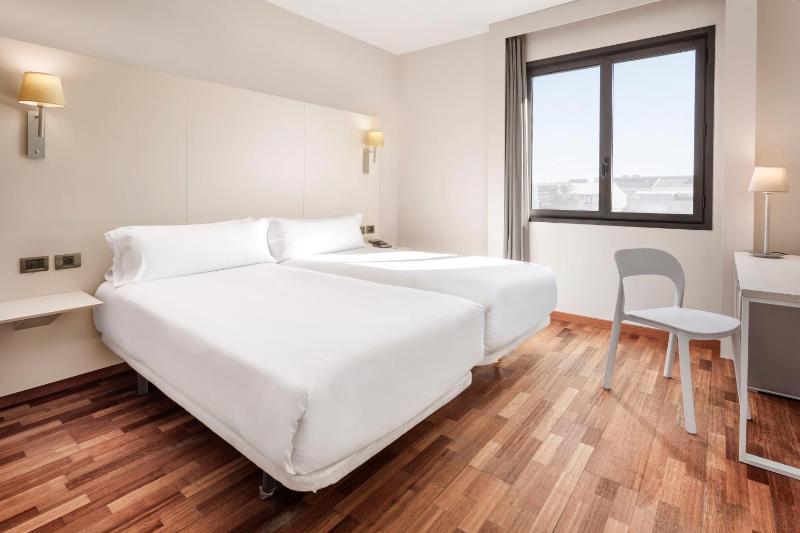 Twin Room image 4
