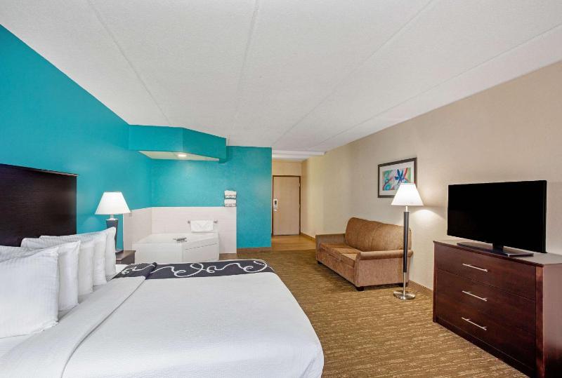 Comfort Inn & Suites Sarasota I75 - image 8