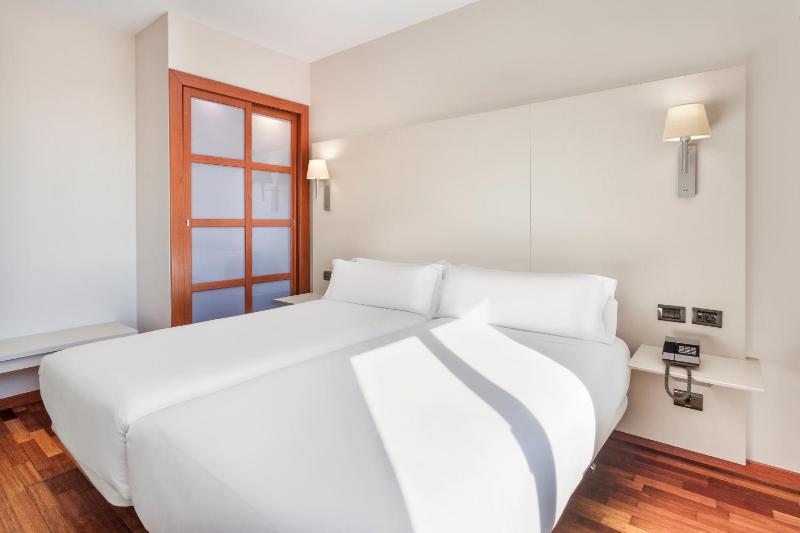 Twin Room image 3