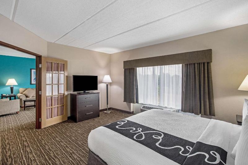 Comfort Inn & Suites Sarasota I75 - image 16
