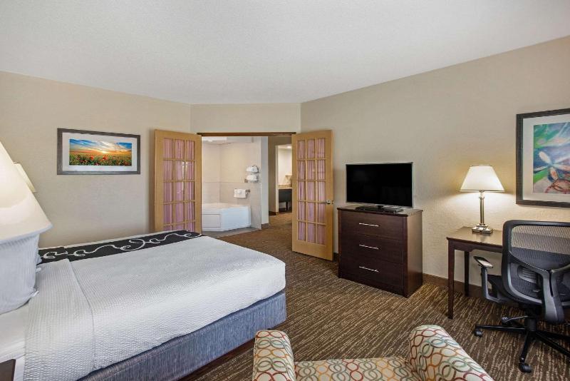 Comfort Inn & Suites Sarasota I75 - image 17