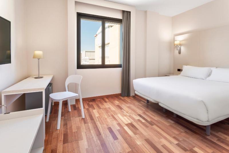 Double Room image 3