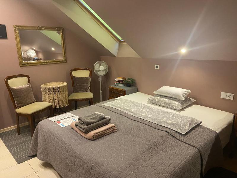 Large Double or Twin Room image 4