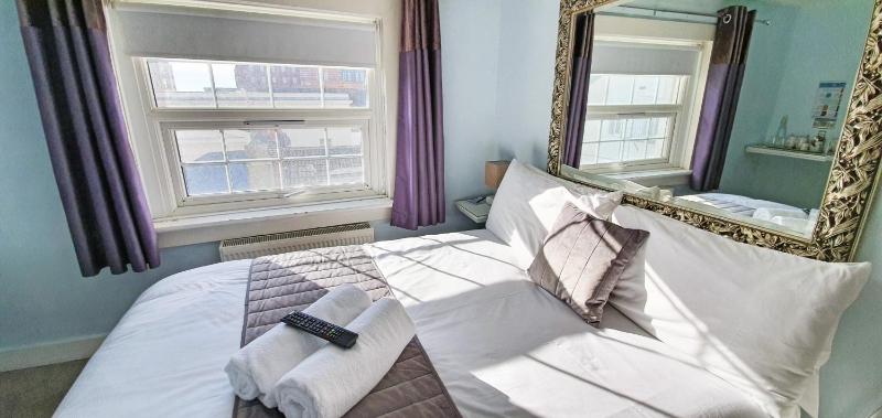 Double Room with Private Bathroom image 2