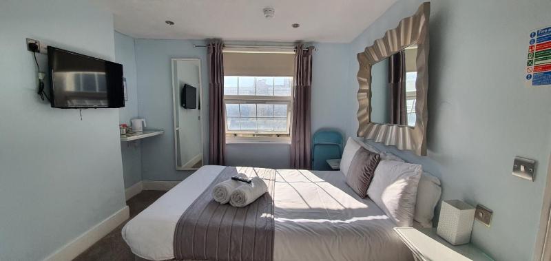 Double Room with Private Bathroom image 1