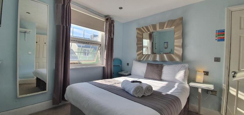 Double Room with Private Bathroom image 4