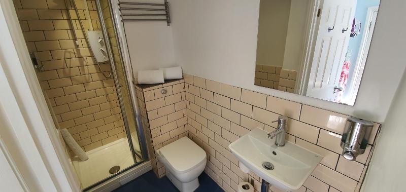 Double Room with Private Bathroom image 2