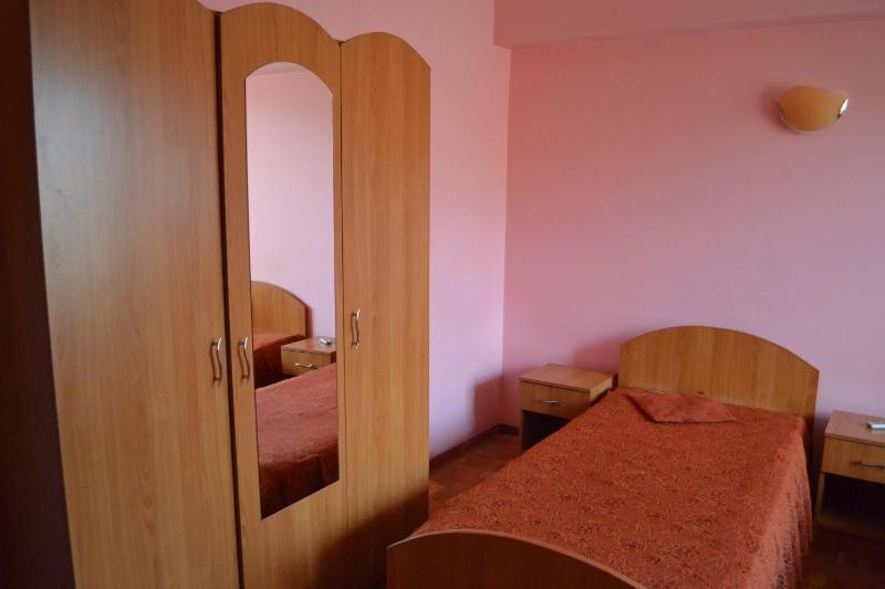 Twin Room image 3