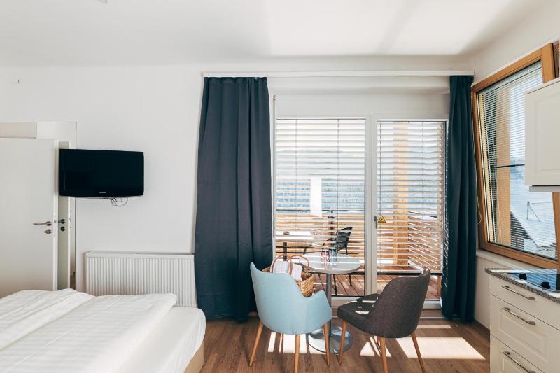 Studio with Balcony image 4