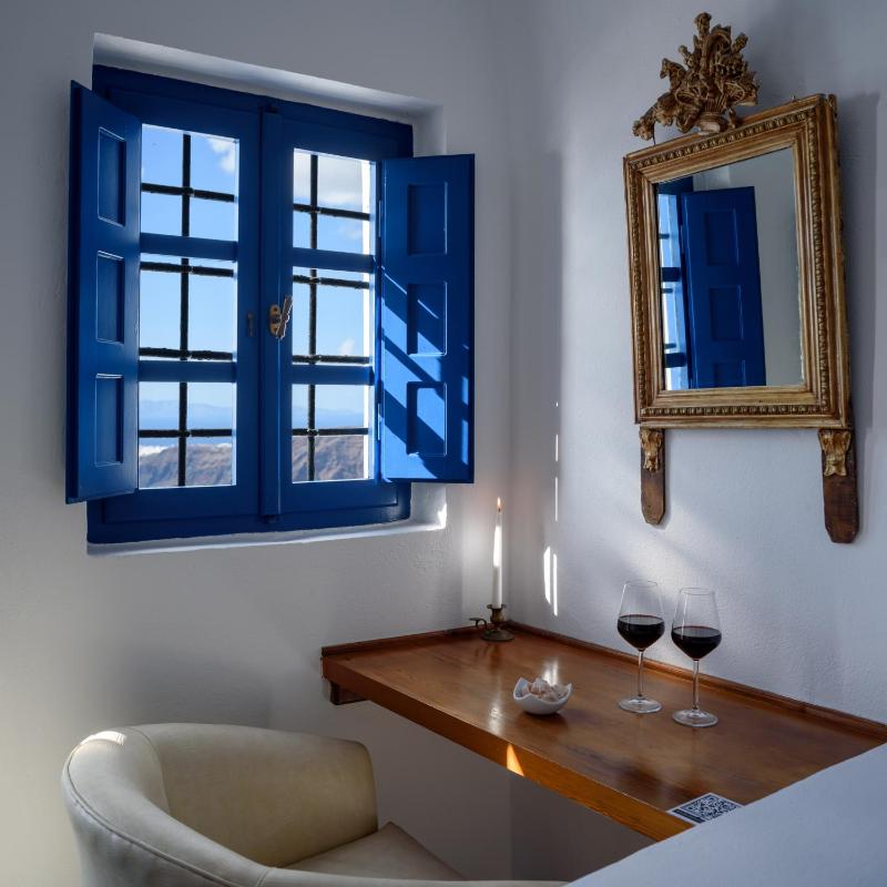 Suite with Panoramic Caldera View image 3