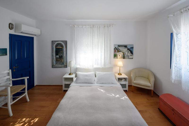 Suite with Panoramic Caldera View image 4
