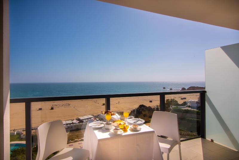Deluxe Suite with Frontal Sea View image 4