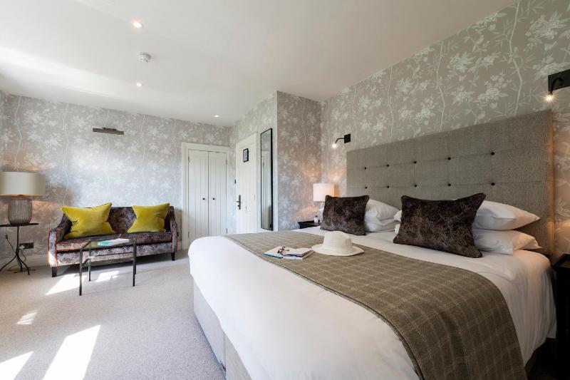 Deluxe Double or Twin Room image 3
