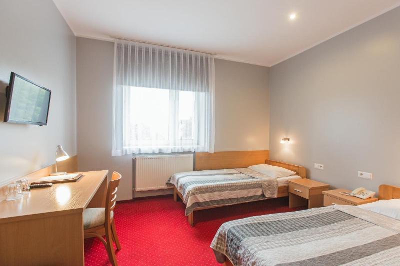 Standard Twin Room image 3