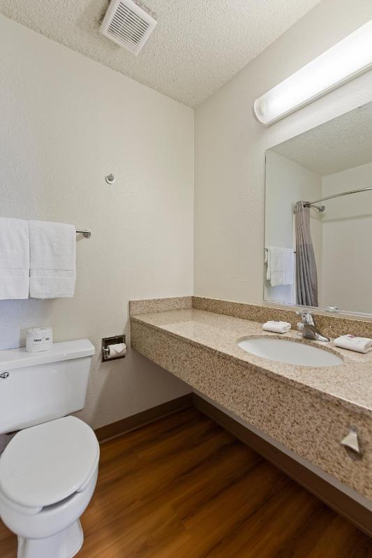 Quadruple Room - Disability Access - Roll in Shower image 2