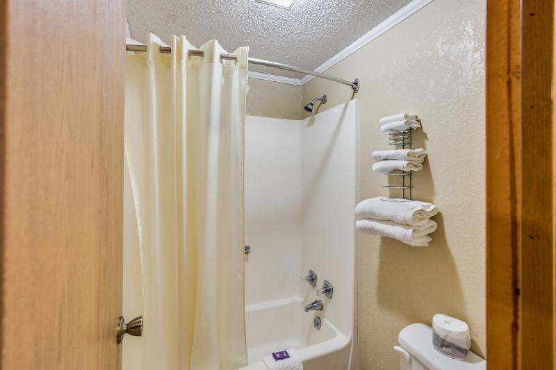 King Suite with Whirlpool - Non-Smoking image 2
