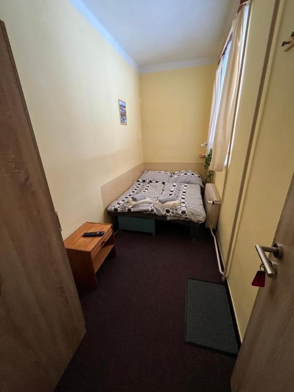 Twin Room with Shared Bathroom image 1