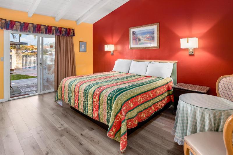 Deluxe King Room image 3