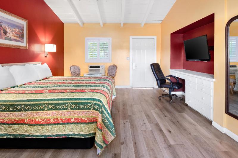 Deluxe King Room image 2
