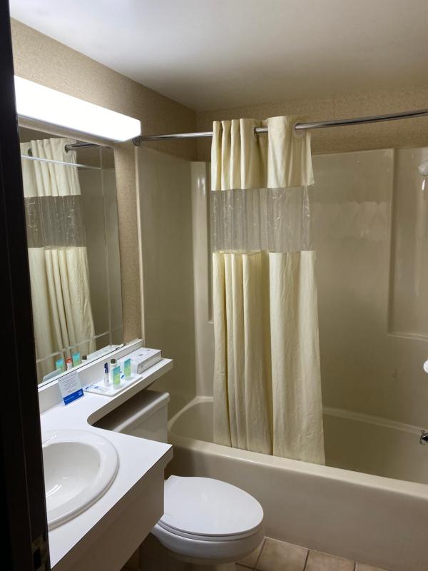 Queen Room with Two Queen Beds - Non-Smoking image 2